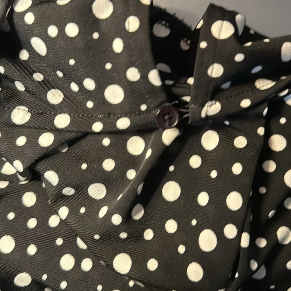 Jones New York polka dot sleeveless blouse - gathered front - sz medium - Picture 4 of 7